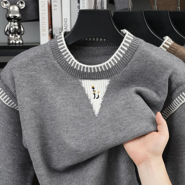 Herrtröja med rund hals, broderad figur och randiga detaljer
