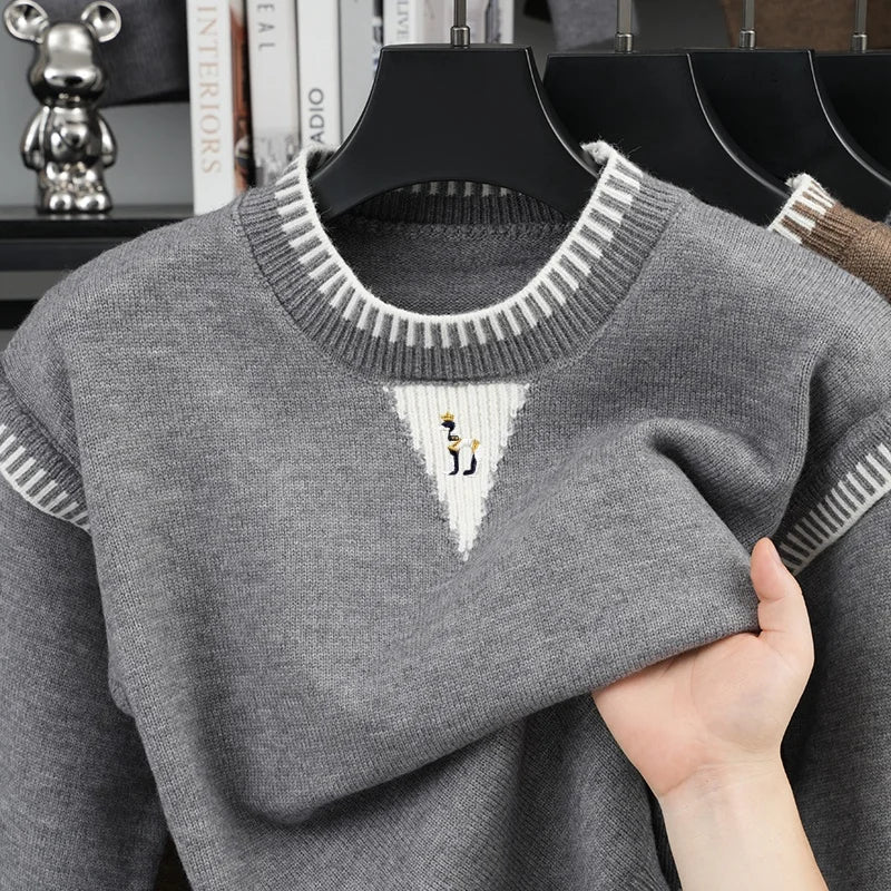 Herrtröja med rund hals, broderad figur och randiga detaljer