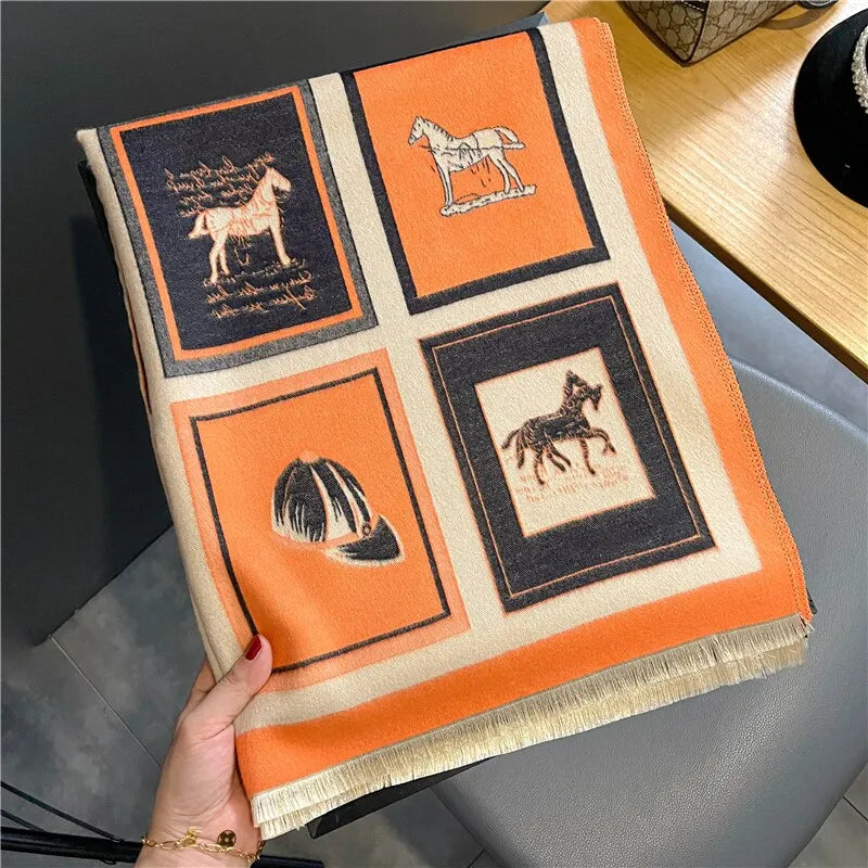 Mönstrad halsduk med hästmotiv och fransar, orange, svart och krämvit