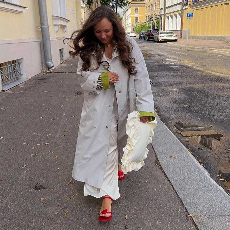 Lång trenchcoat med hög krage och puffärmar för dam