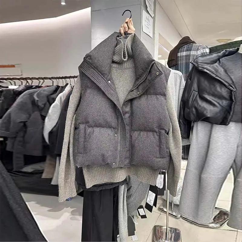 Grå vadderad väst med hög krage och knappar