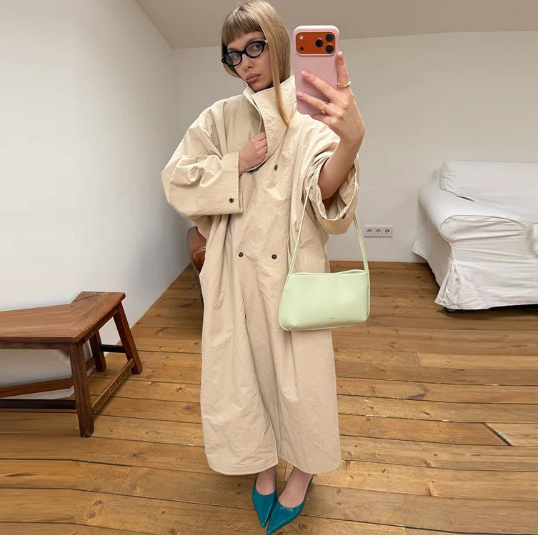 Lång trenchcoat med hög krage och puffärmar för dam