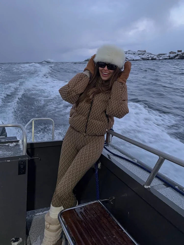 Kvinnors mönstrade dunjacka med huva och matchande leggings med hög krage