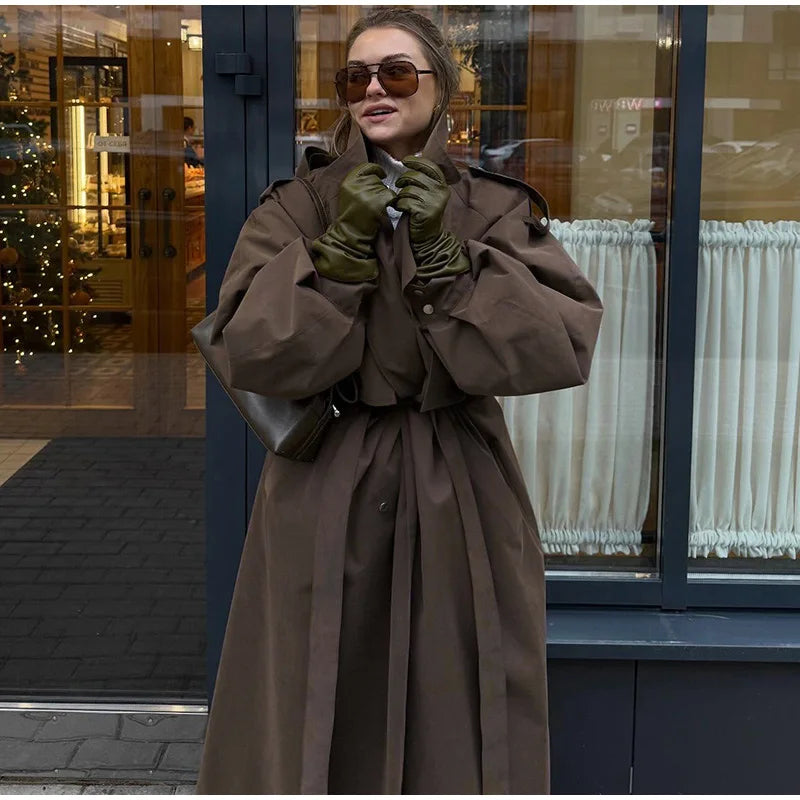 Lång trenchcoat med hög krage och puffärmar för dam
