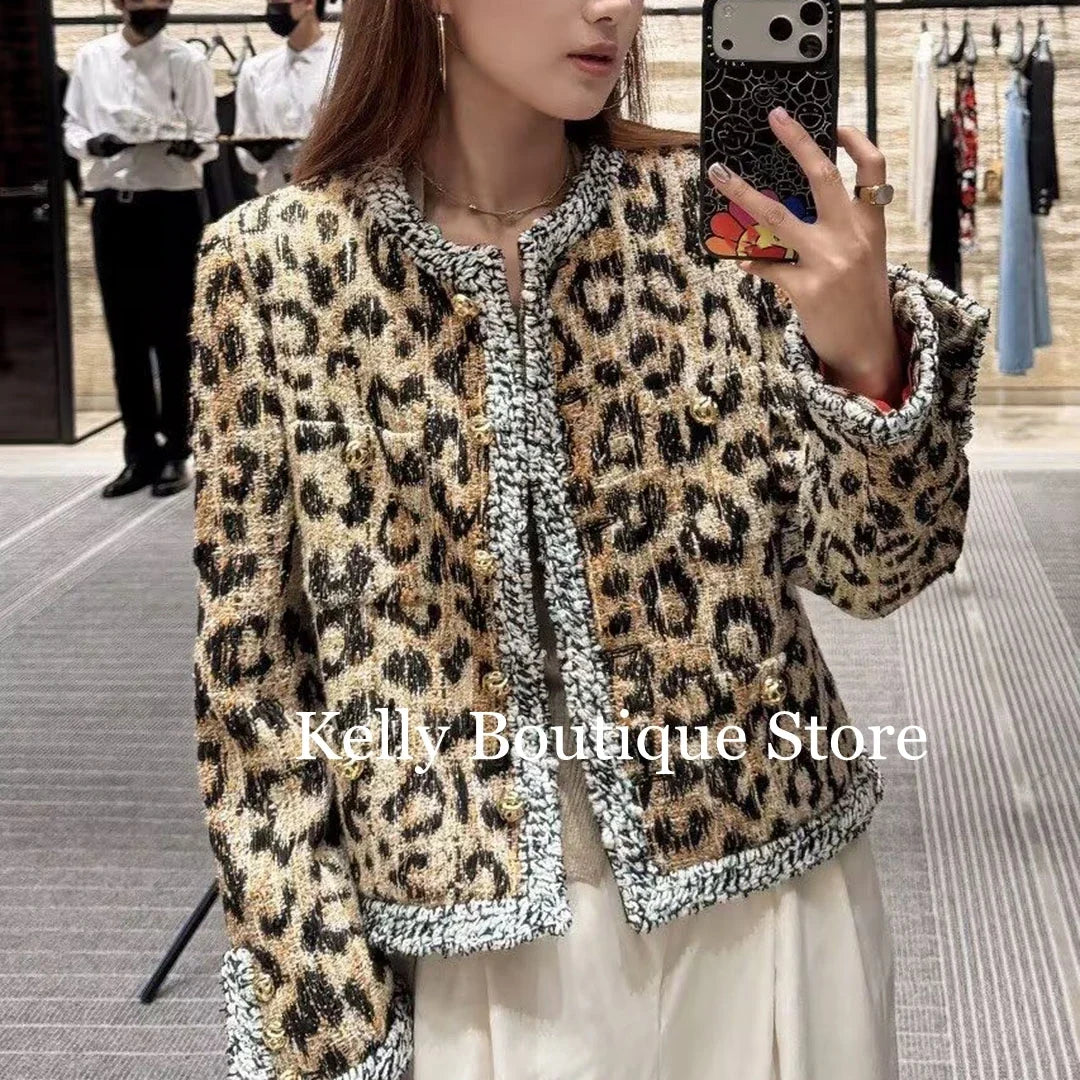 Damjacka i tweedlook med leopardmönster och runda guldknappar