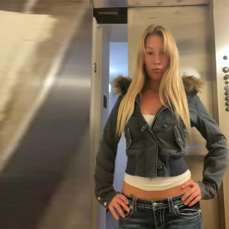Damjacka med huva och fuskpälsdetaljer, kort modell