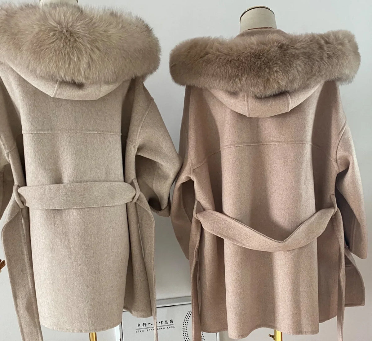 Elegant damkappa med huva och pälsimitation, knytband i midjan