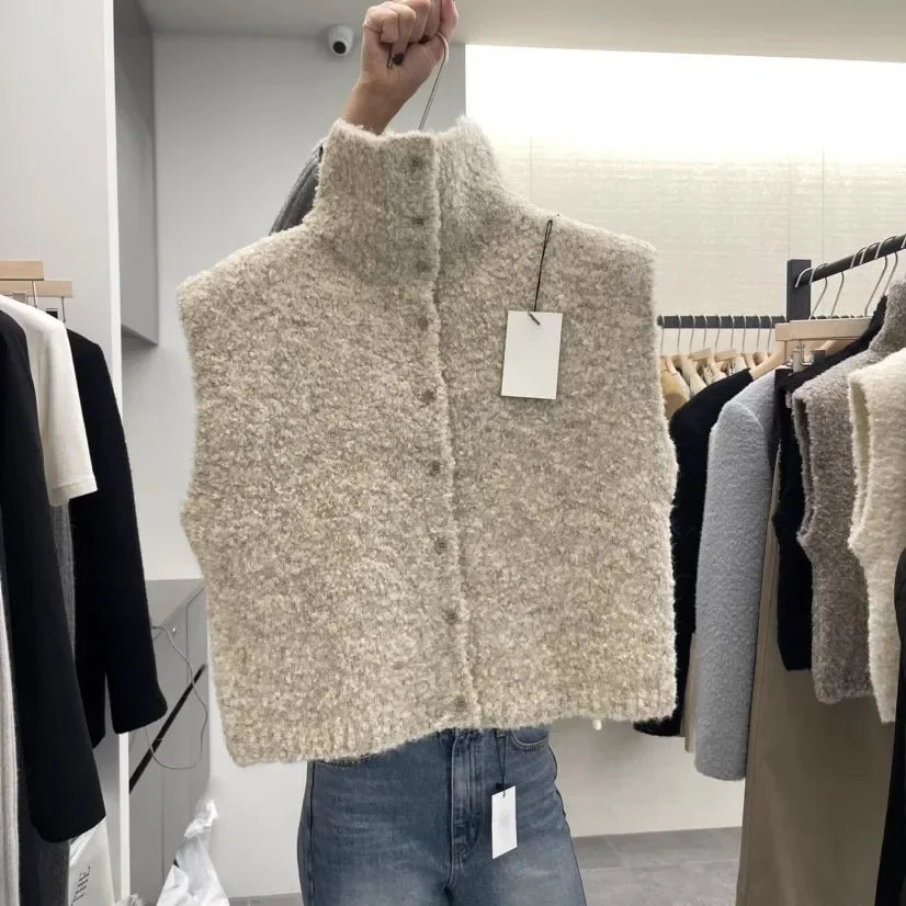 Teddyväst för dam i bouclé med hög krage och knappar