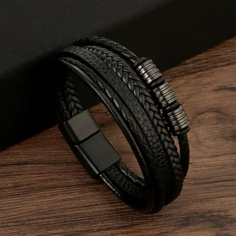 Herrarmband i flätad konstläderstil med graveringsbar detalj – Trendigt accessoar för vardag och fest