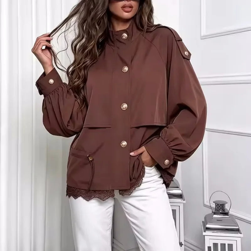 Damjacka med ståkrage och spetsdetaljer, snörning i midjan, beige