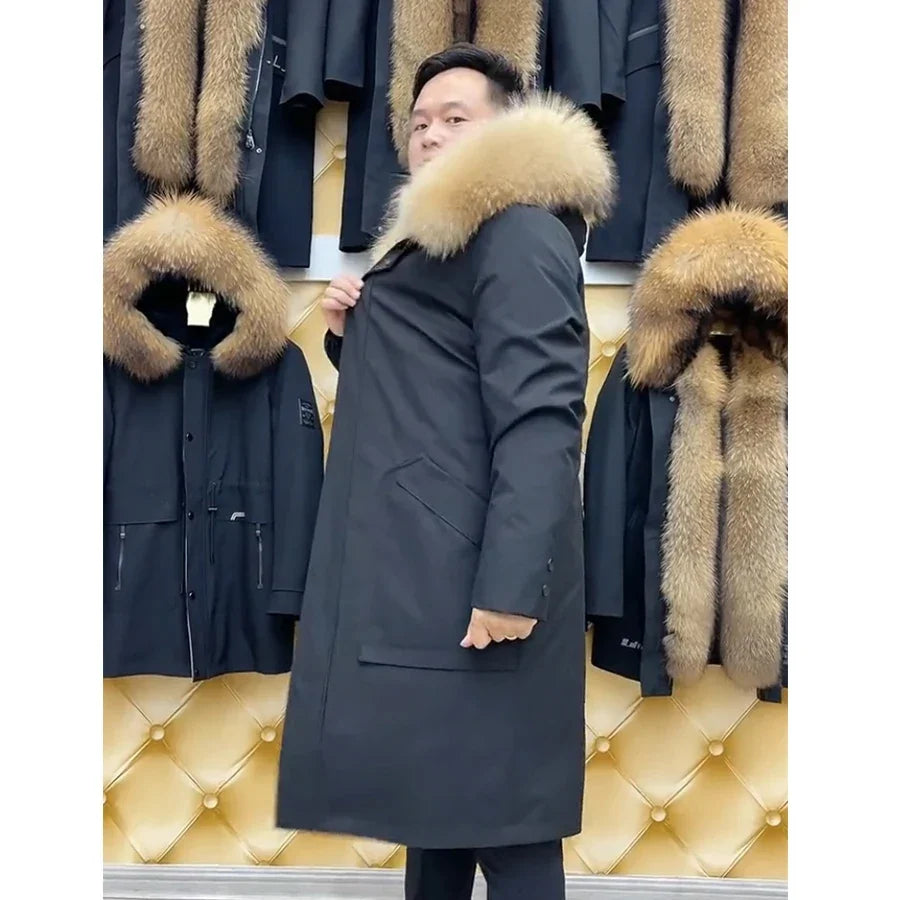 Svart parka med pälsliknande foder och krage