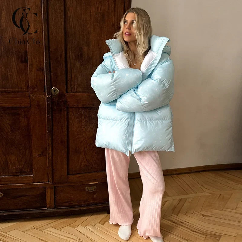 Ljusblå pösig dunjacka med mönster och huva