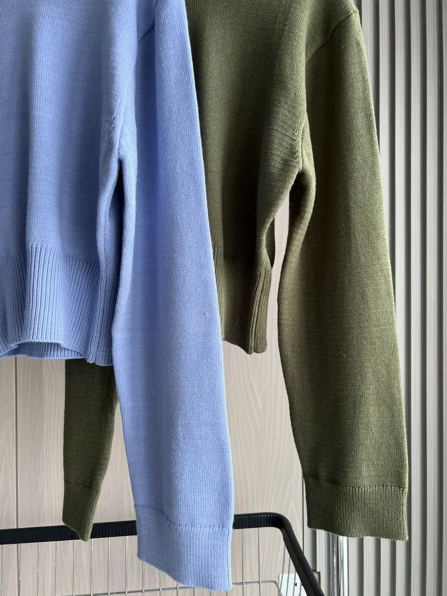 Kort stickad tröja för dam med rund hals och lång ärm