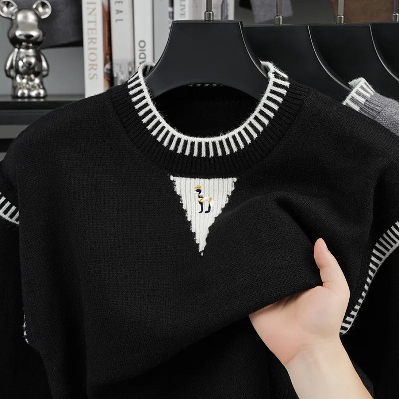 Herrtröja med rund hals, broderad figur och randiga detaljer