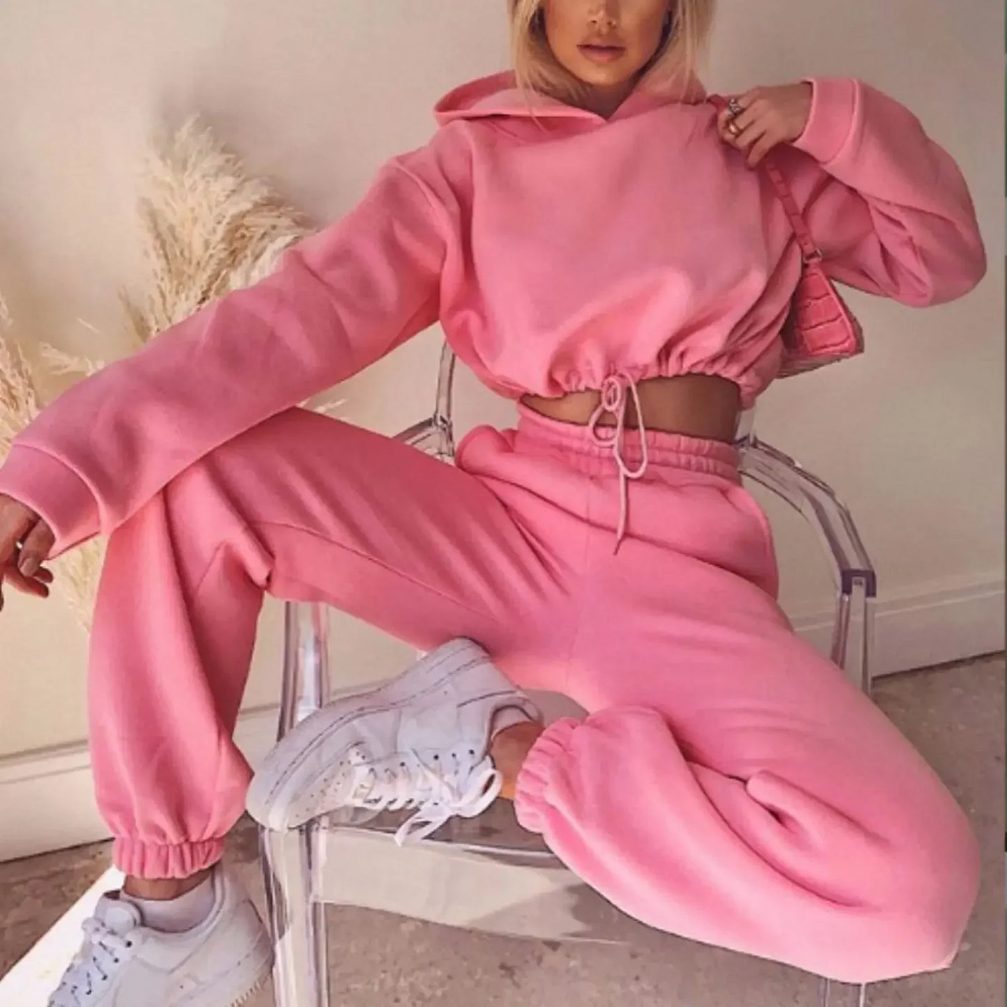 Dam Lounge-set med Kort Hoodie och Joggingbyxor – Trendig Vardagsstil och Mys