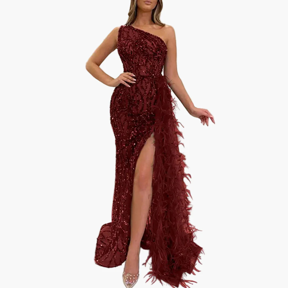 Dam Elegant Asymmetrisk Paljettklänning med Fjäderdetaljer för Fest och Galakväll