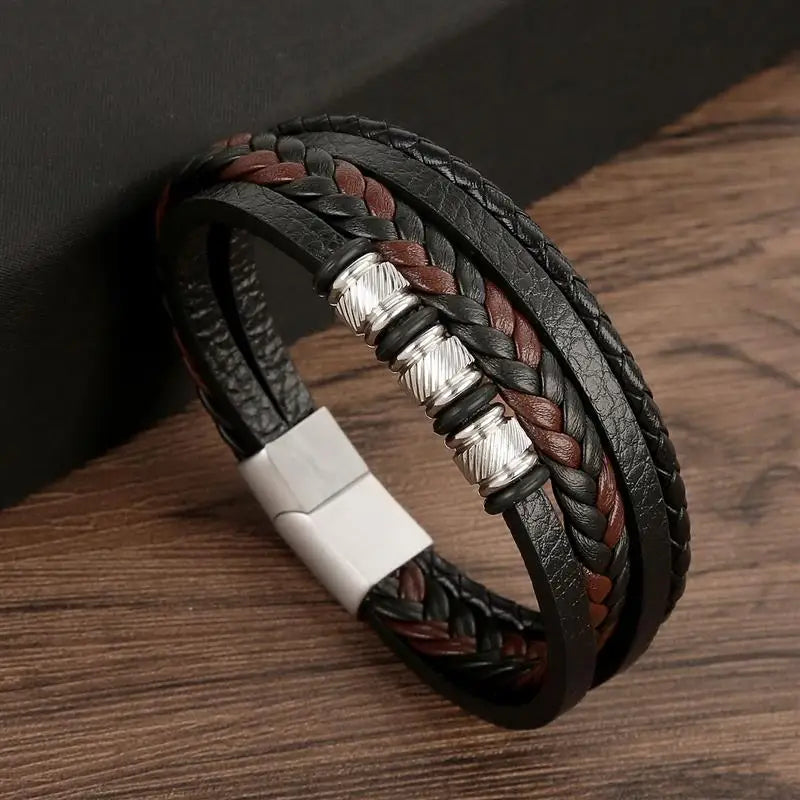 Herrarmband i flätad konstläderstil med graveringsbar detalj – Trendigt accessoar för vardag och fest