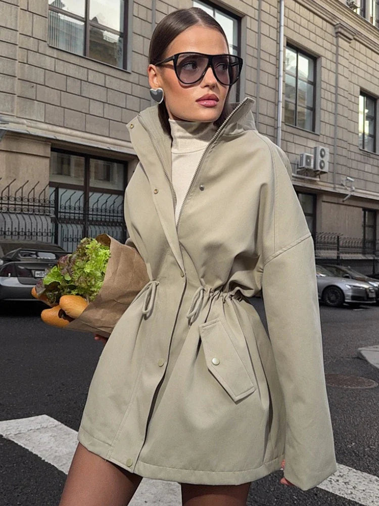 Damjacka med ståkrage och dragsko i midjan, beige, khaki, vit