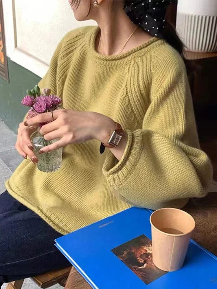 Damtröja stickad med rund hals och långa ärmar, lös passform
