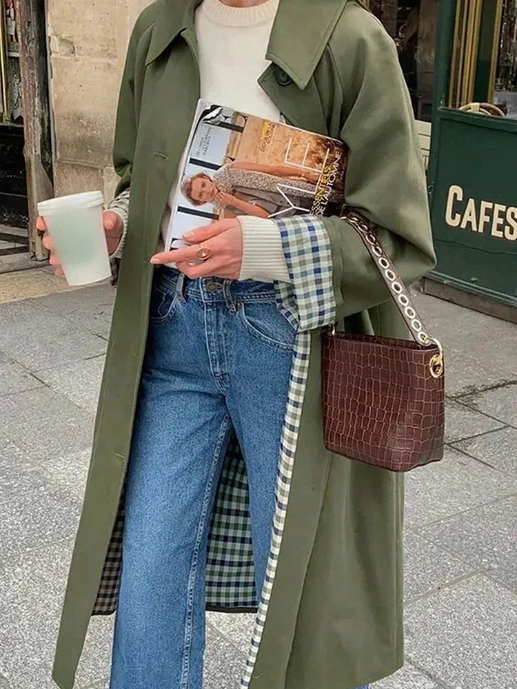 Lång trenchcoat med rutigt foder och krage
