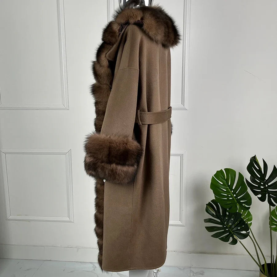 Brun kappa med fuskpälsdetaljer, lång modell med knytbälte