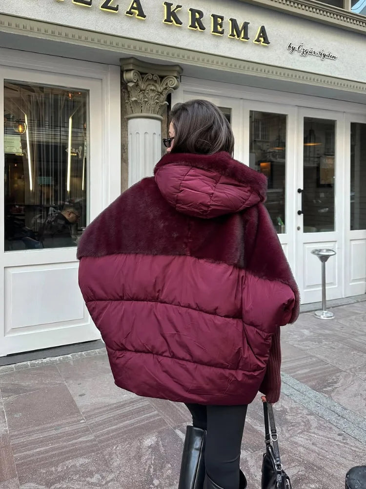 Fuskpälsjacka med luva och vadderade detaljer, Brun
