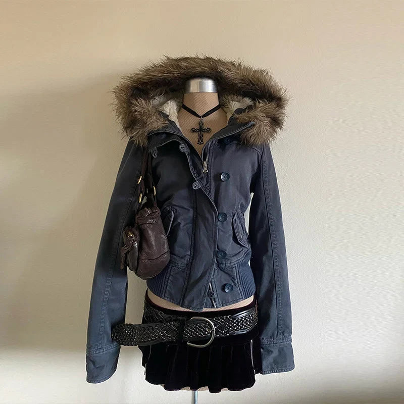 Damjacka med huva och fuskpälsdetaljer, kort modell