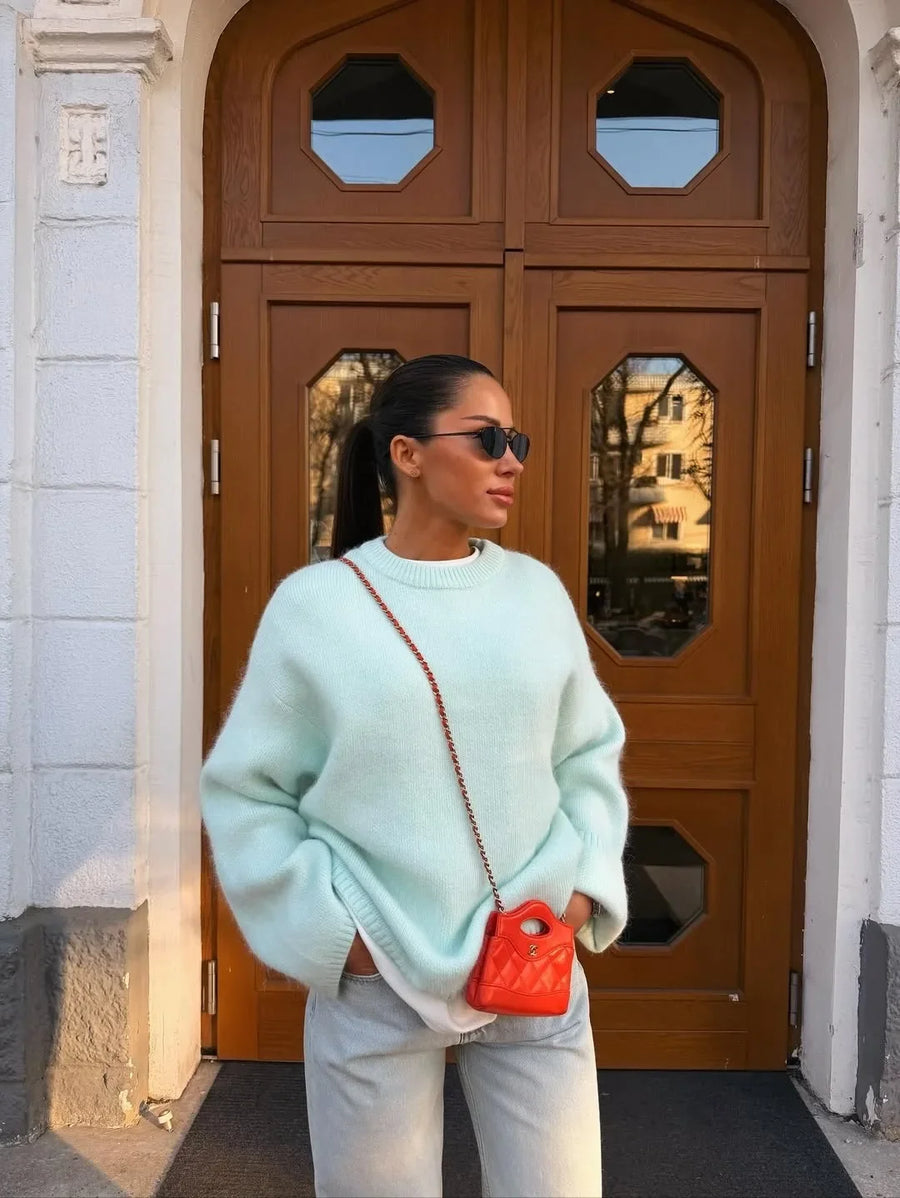 Långärmad stickad tröja med rund hals i mjukt material
