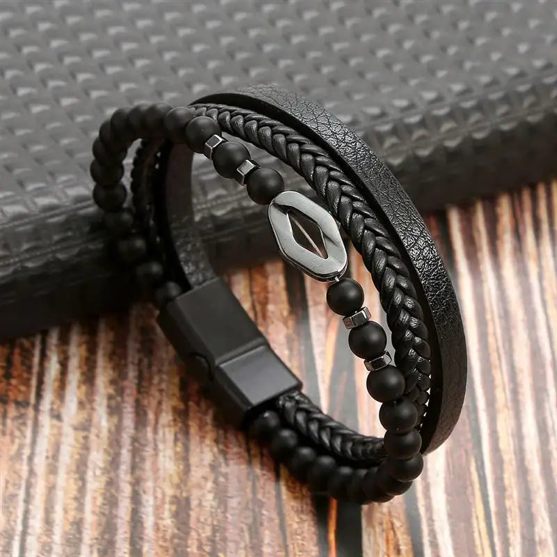 Herrarmband i flätad konstläderstil med graveringsbar detalj – Trendigt accessoar för vardag och fest