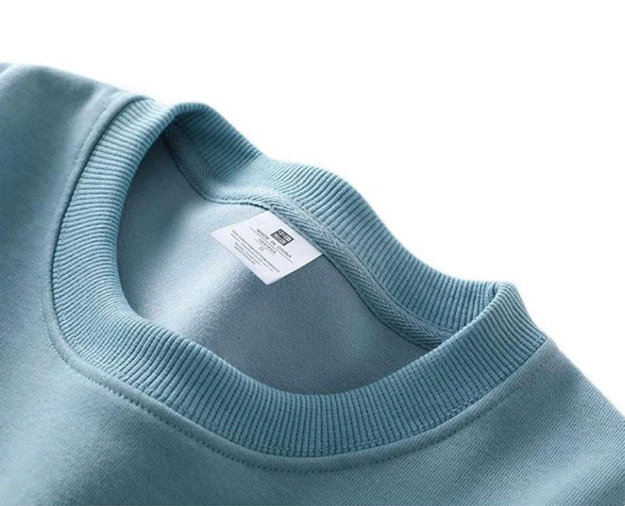 Enkel enfärgad sweatshirt med rund hals och lång ärm
