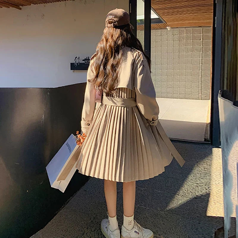Beige trenchcoat med bälte och veckad kjoldel