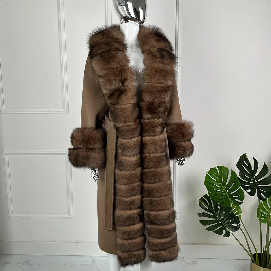 Brun kappa med fuskpälsdetaljer, lång modell med knytbälte