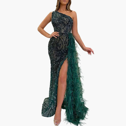 Dam Elegant Asymmetrisk Paljettklänning med Fjäderdetaljer för Fest och Galakväll