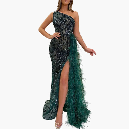 Dam Elegant Asymmetrisk Paljettklänning med Fjäderdetaljer för Fest och Galakväll