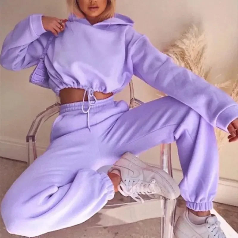 Dam Lounge-set med Kort Hoodie och Joggingbyxor – Trendig Vardagsstil och Mys