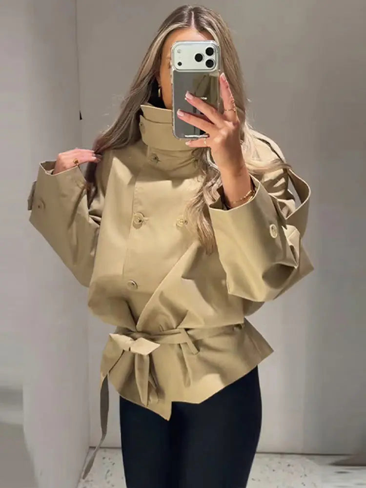 Kort beige dubbelknäppt jacka med ståkrage och knytskärp