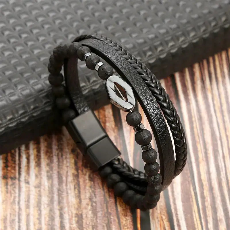 Herrarmband i flätad konstläderstil med graveringsbar detalj – Trendigt accessoar för vardag och fest