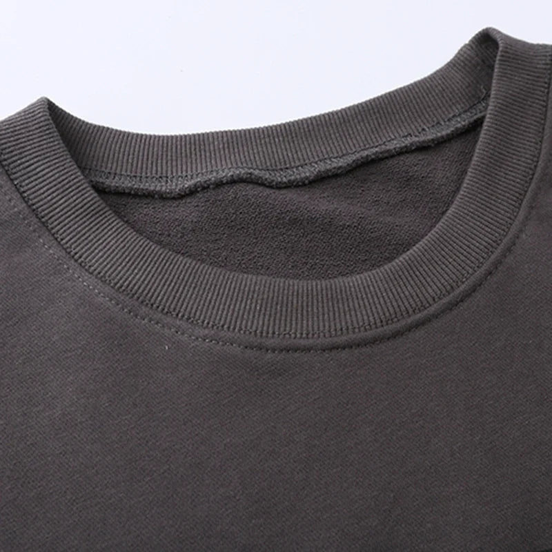 Grå Sweatshirt med svartvit tryck, rund hals och lång ärm