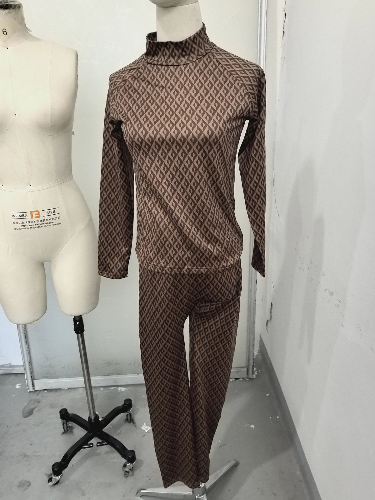 Kvinnors mönstrade dunjacka med huva och matchande leggings med hög krage