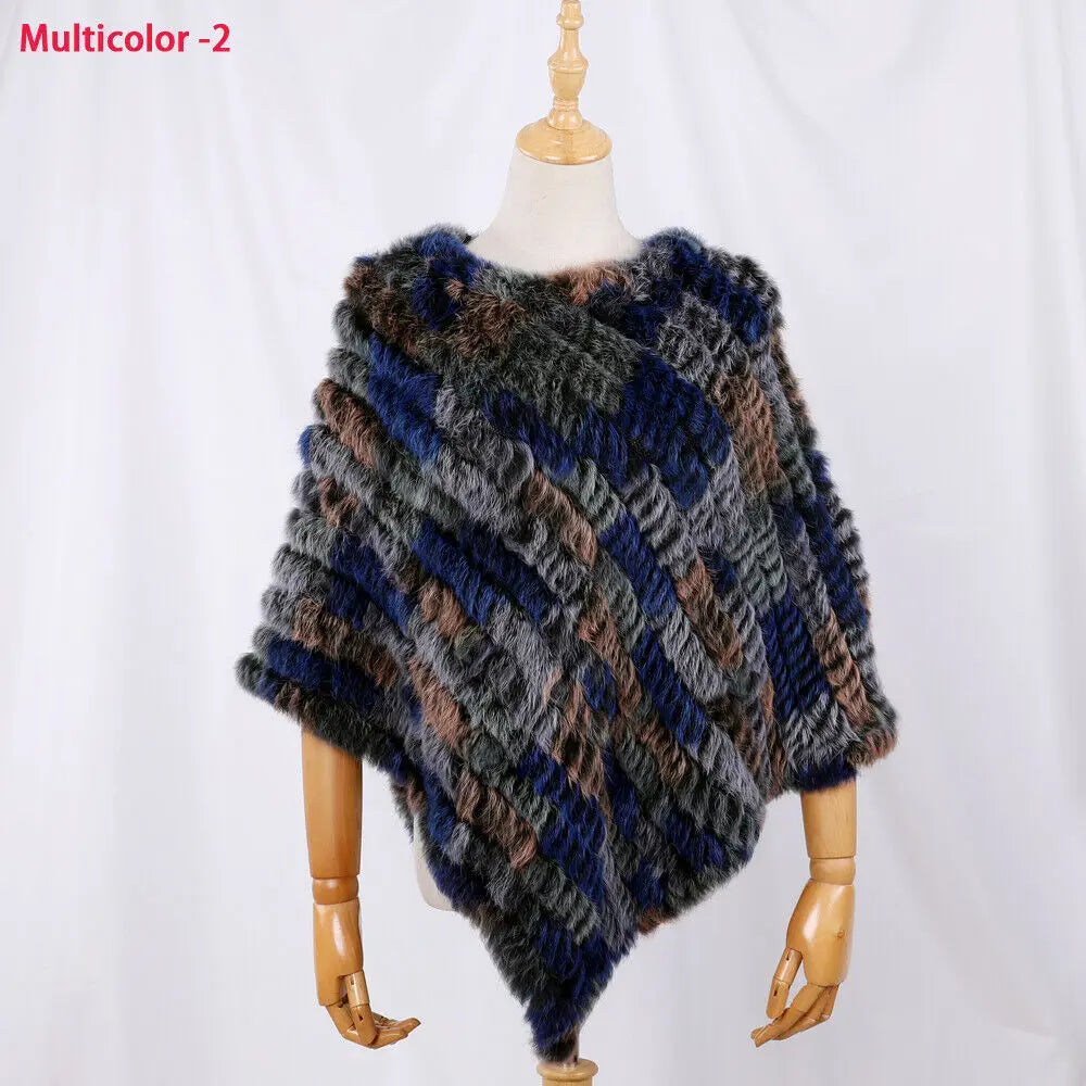 Mjuk pälsimitation poncho i grå nyanser med diagonalvävd look