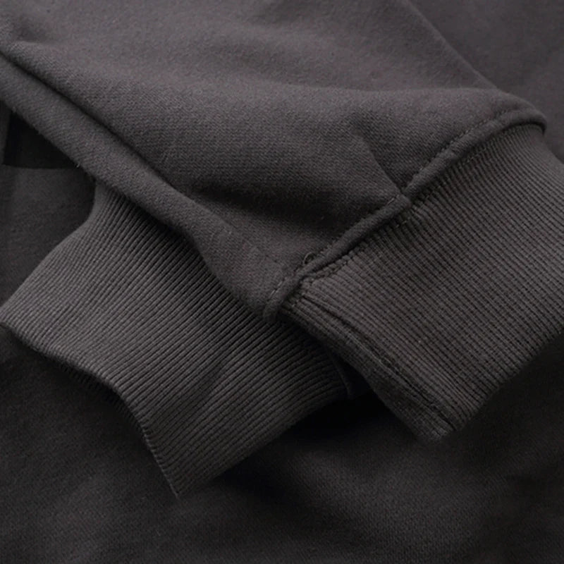 Grå Sweatshirt med svartvit tryck, rund hals och lång ärm