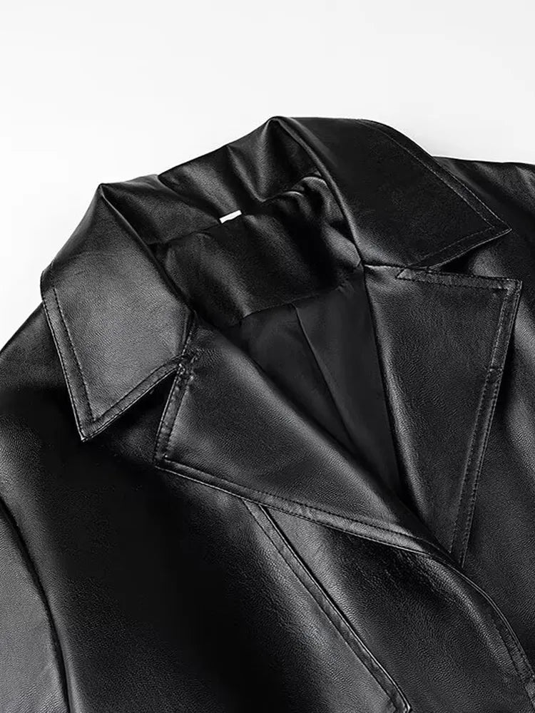Lång trenchcoat i glansigt material med skärp, dubbla slag