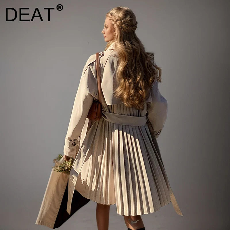 Beige trenchcoat med bälte och veckad kjoldel