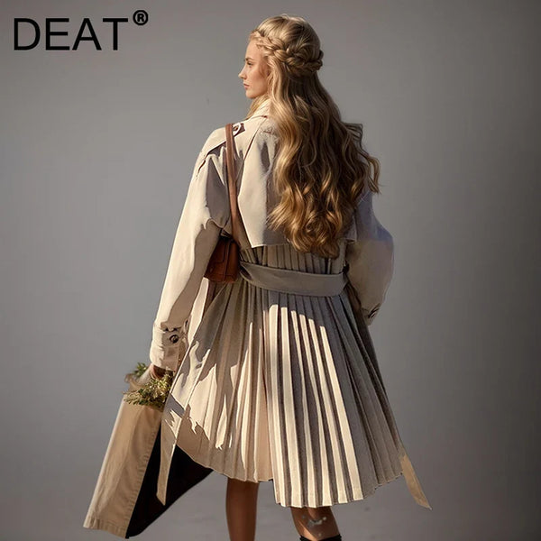 Beige trenchcoat med bälte och veckad kjoldel