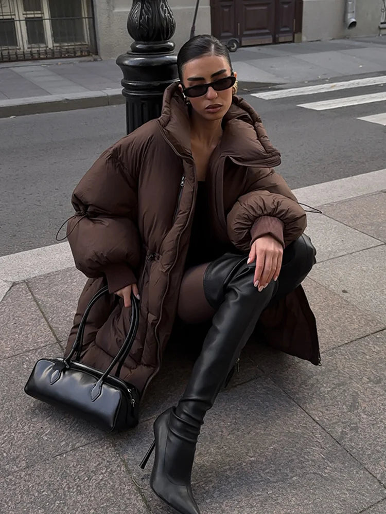 Brun Oversize Vinterjacka med Hög Krage och Dragsko