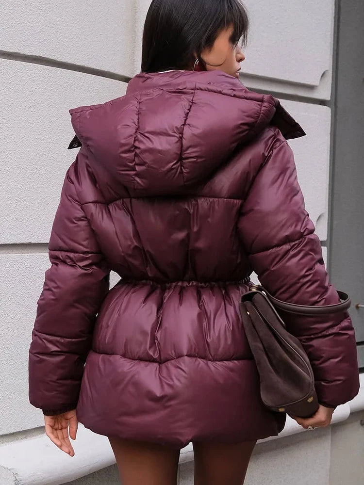 Kort damdunjacka med bälte och hög krage