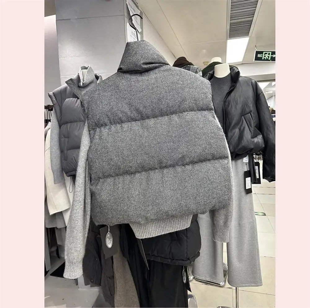Grå vadderad väst med hög krage och knappar