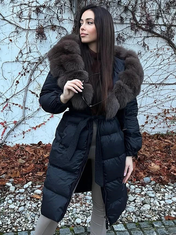 Svart dunjacka med lång passform och avtagbar pälskrage, knytband i midjan