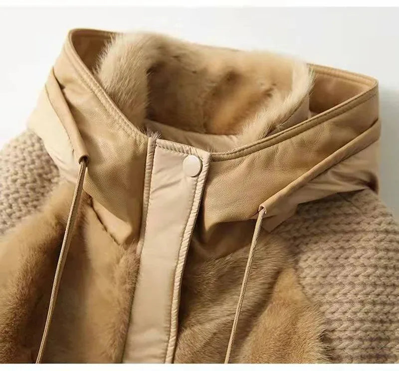 Kvinnors vadderad jacka med huva och fuskpälsdetaljer i stickad design