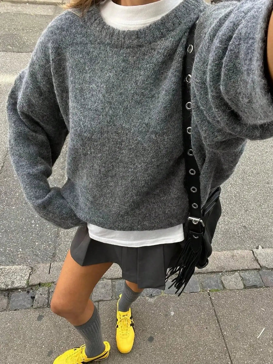 Mörkgrå stickad tröja med rund hals och långa ärmar
